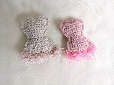 Blog-Inhaltsbild für 'Kostenlose Häkelanleitung - Schlüsselanhänger/Taschenbaumler Kleid/ Corsage'